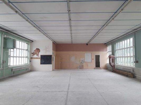 Halle innen mit separatem Büroraum