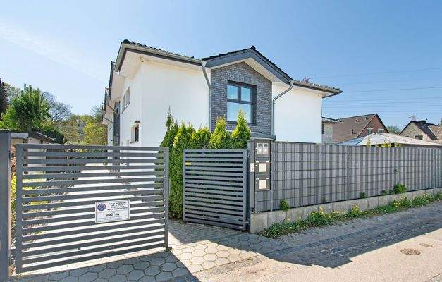 Frontansicht des modernen Zweifamilienhauses