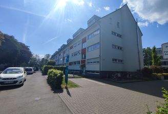 Wohngebäude bei Sonnenschein