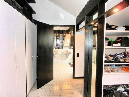 Ankleide Blick ins Bad