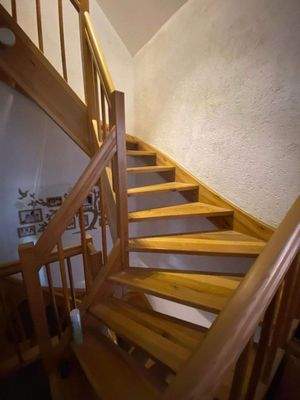 Schicke und massive Holztreppe vom 1. OG zum DG.jp
