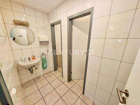 grosszügiges Kunden WC