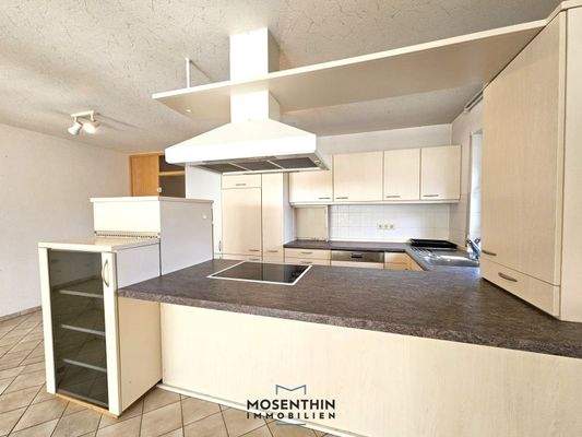 Küche mit Einbauküche