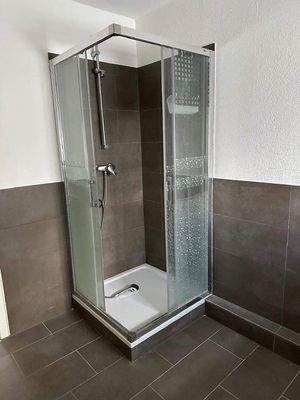Dusche im Badezimmer