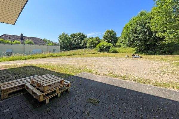 Blick hinter die Halle