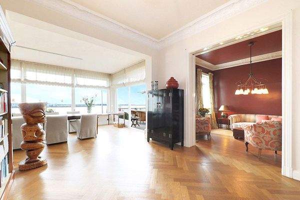 Durchgang zum Wohnzimmer mit stilechter Schiebetür