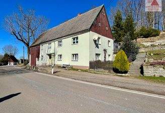 Vorderansicht Haus mit Grundstück
