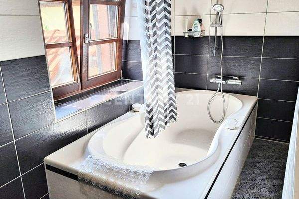 Baden mit Ausblick auf den Hof