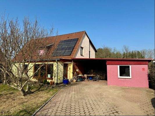 Ansicht von vorn mit Carport und Werkstatt