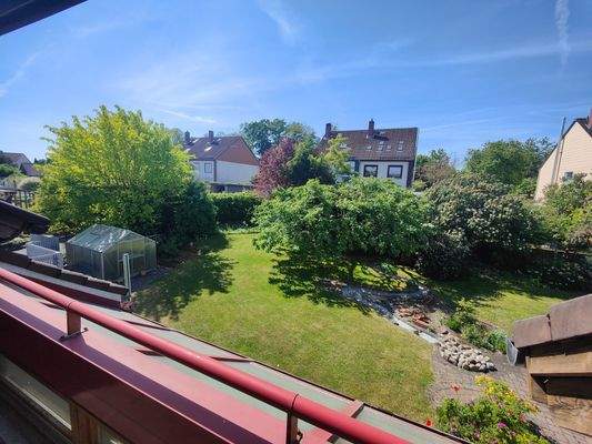 Blick vom Balkon in den Garten