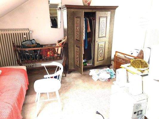 Zimmer im DG mit alter Möblierung