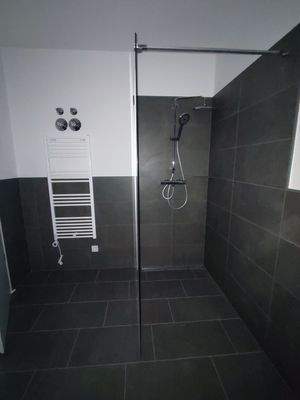 begehbare Dusche / Handtuchheizkörper