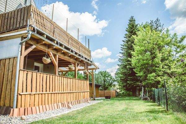 Blick auf Terrasse und Garten