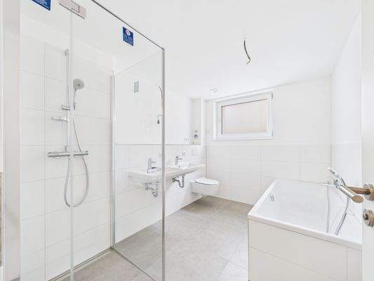 Bad mit Wanne und Dusche