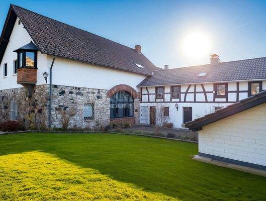 4936 Hofansicht- (KI bearbeitet)