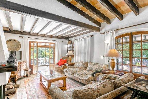 Lichtdurchfluteter Wohnbereich mit Kamin