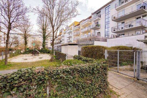 Spielplatz hinter dem Haus