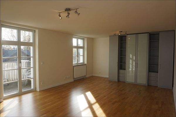 Heller Wohn-/Schlafbereich mit Balkonzugang