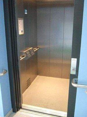 Aufzug hält für jede Etage