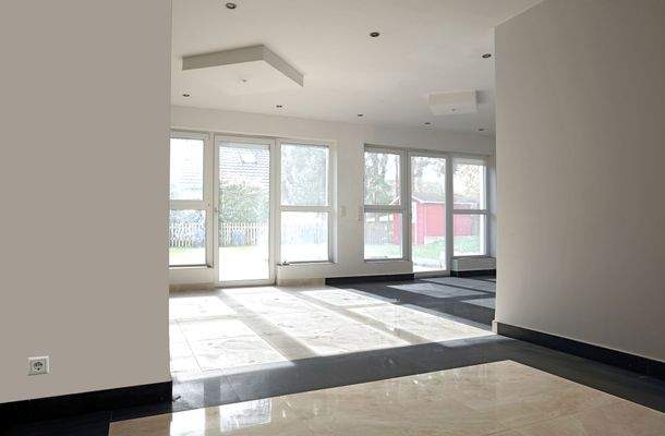 Blick in Garten vom Empfangbereich