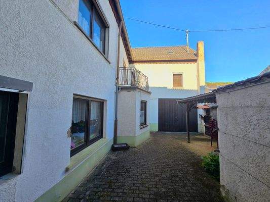 Innenhof und Blakon mit blick zur Garagerückseite