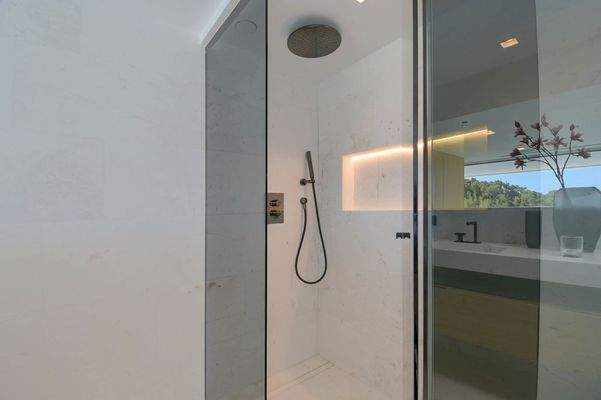 Badezimmer mit Regendusche