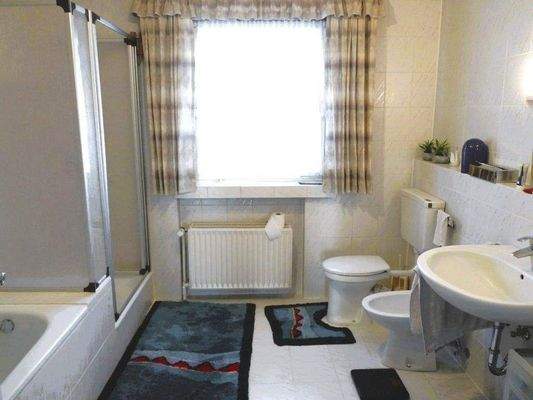 23 EG Badezimmer, Bild 1.JPG