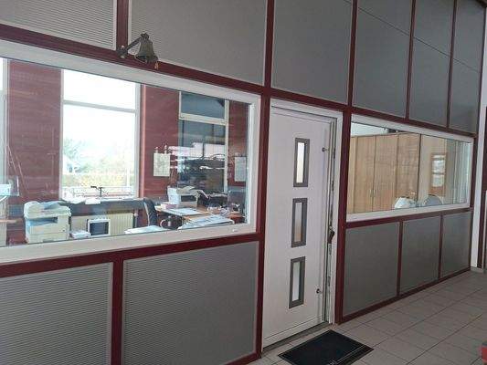 Blick aus der Halle ins Büro