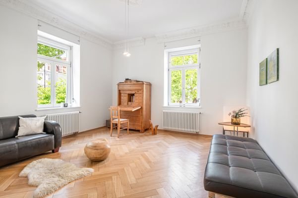 Charmantes Altbau-Feeling und ein lichtdurchflutetes Ambiente prägen die Räume