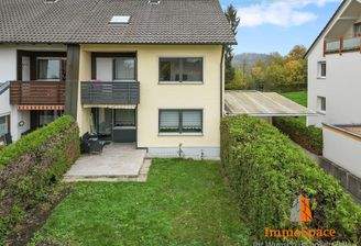 Blick in den Garten hin zum Haus