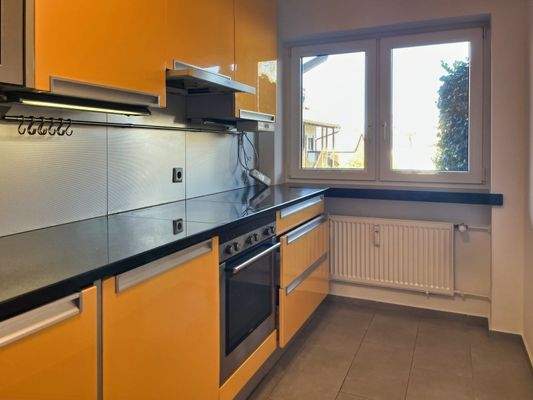 Küche mit Fenster zum Innenhof