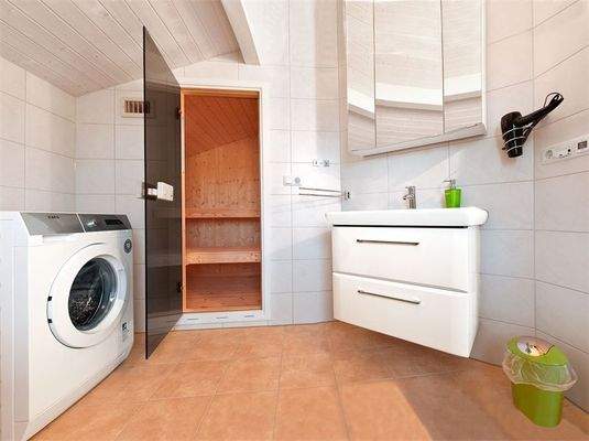 Bad mit Sauna und Waschmaschin