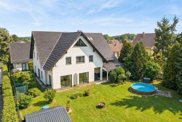 Garten mit Pool und Gartenhaus