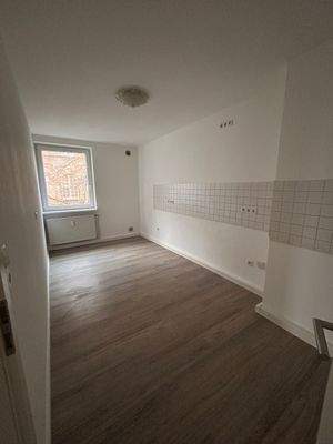 Leere Küche mit Fenster