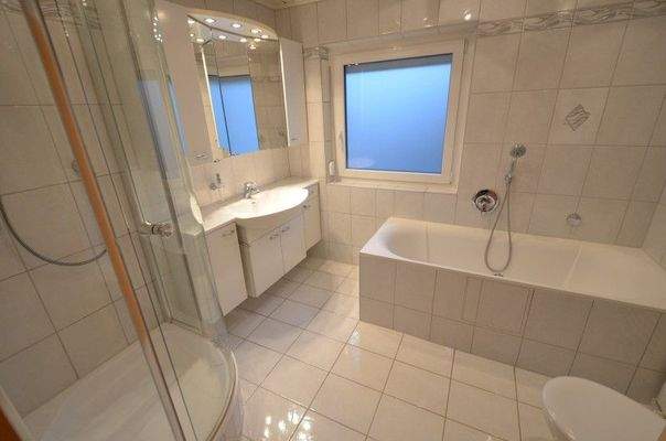 OG:Bad mit Wanne+Dusche