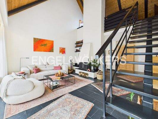 Wohnbereich mit offener Treppe zur Galerie