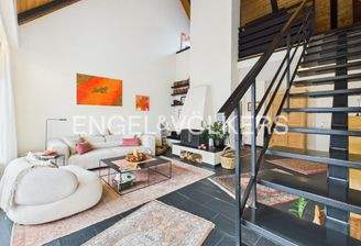 Wohnbereich mit offener Treppe zur Galerie