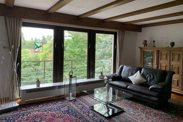 Wohnzimmer mit Panaromafenster in den Garten