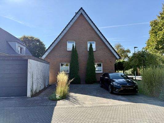 Garage und zwei Stellplätze