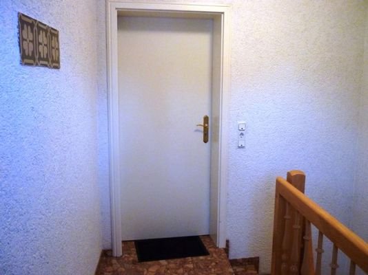 Flur mit Tür zur Wohnung im DG