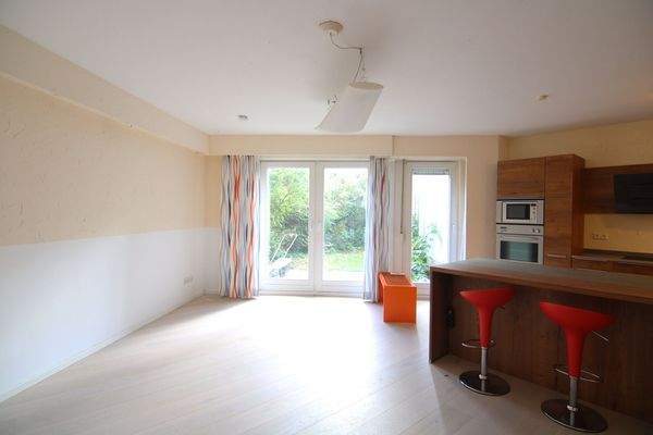 Blick in das Wohnzimmer mit offener Küche