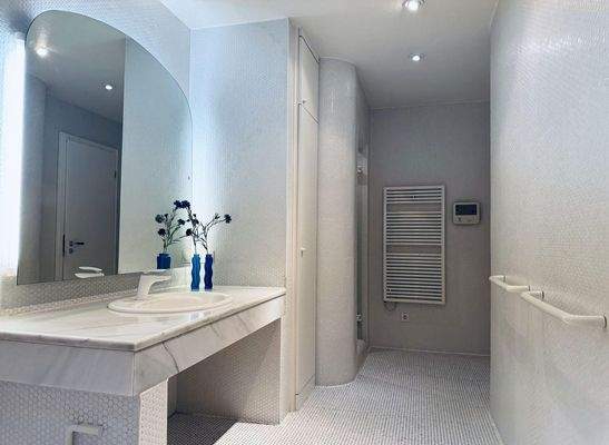 Badezimmer EG Blick v. Wanne