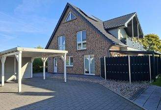 Hausansicht mit Carport