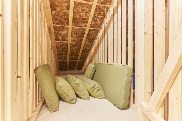 Ablagebereich auf dem Dachboden