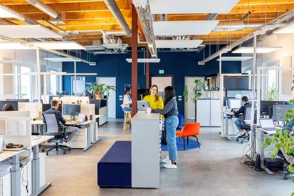 Fester Schreibtisch im Coworkingspace