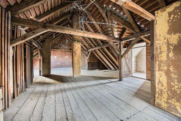 Großzügiger Dachboden mit solider Holzkonstruktion und Ausbaupotenzial