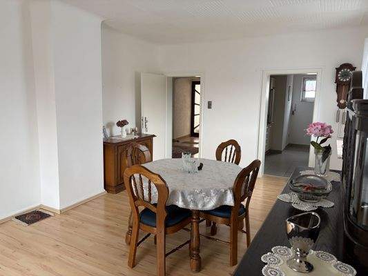 Essbereich mit Zugang zur Küche.jpg