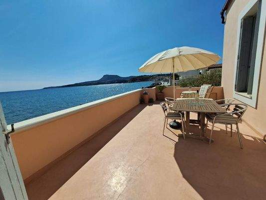 Kreta, Kalyves: Elegante neoklassizistische Villa am Meer zu verkaufen