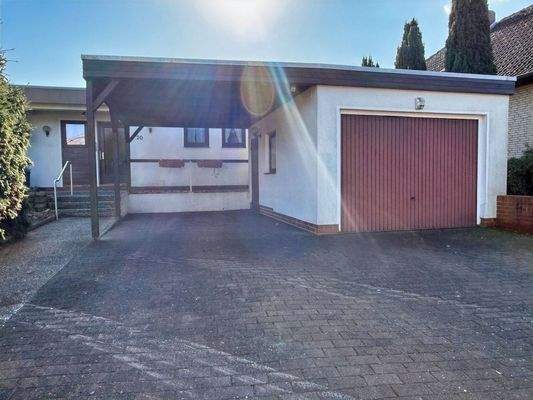 Garage mit Carport und großer Einfahrt