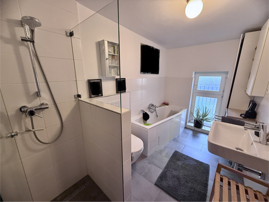 Bad mit Dusche und Wanne